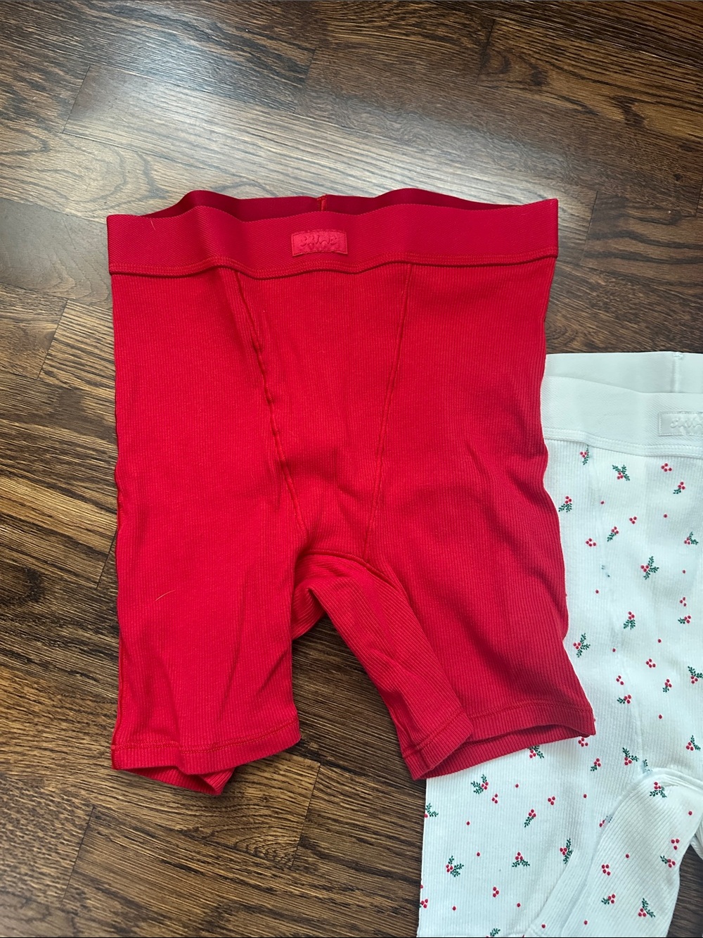 SKIMS Holiday Cotton Rib Boxer Set of 3 | Red Pink Holly Print | NWOT - Picture 4 of 4